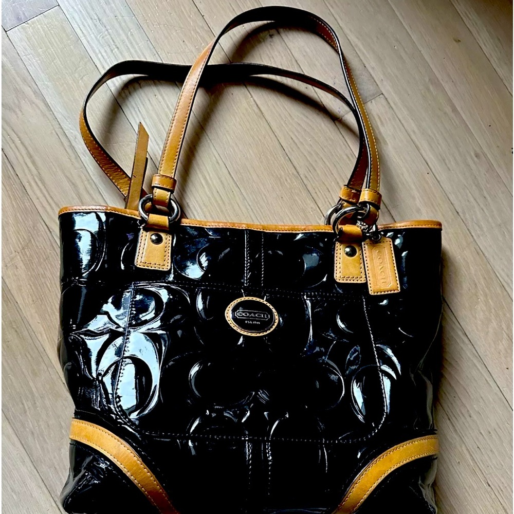 Stunning Almost new COACH bag with embossed logo throughout the patent leather
